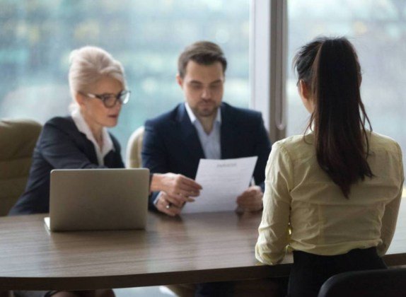 que diferencia hay entre un abogado y un licenciado